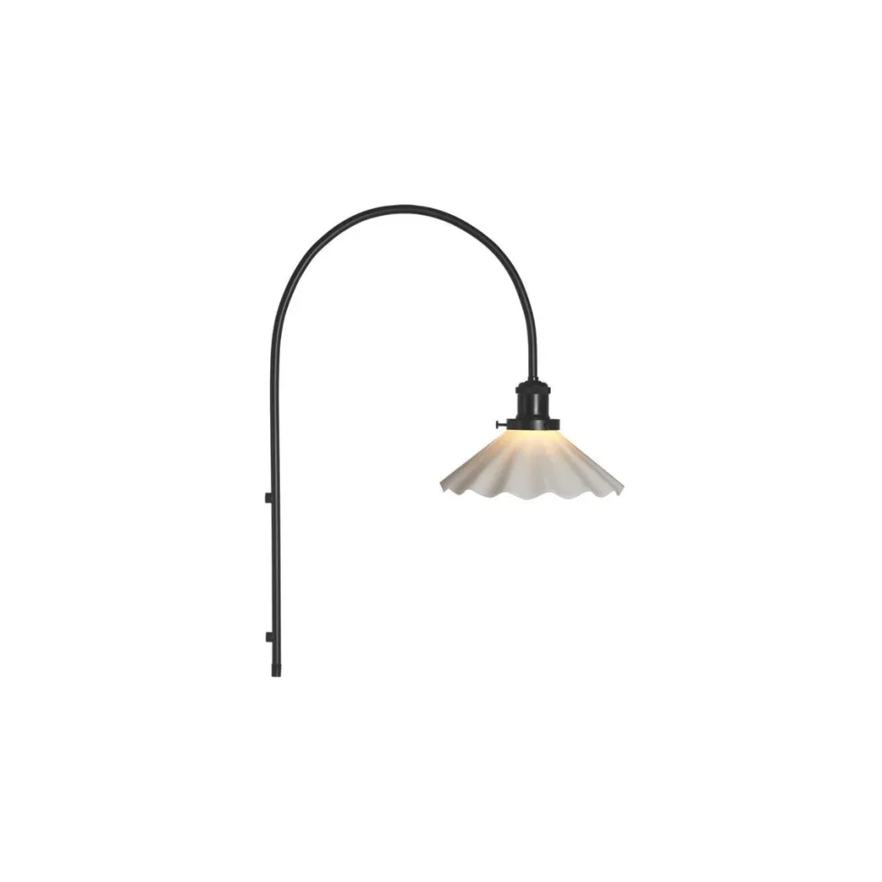 August vegglampe - med bølget skjerm
