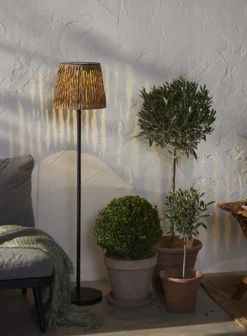 Cesta gulvlampe med rottingskjerm til ute - solcellelading