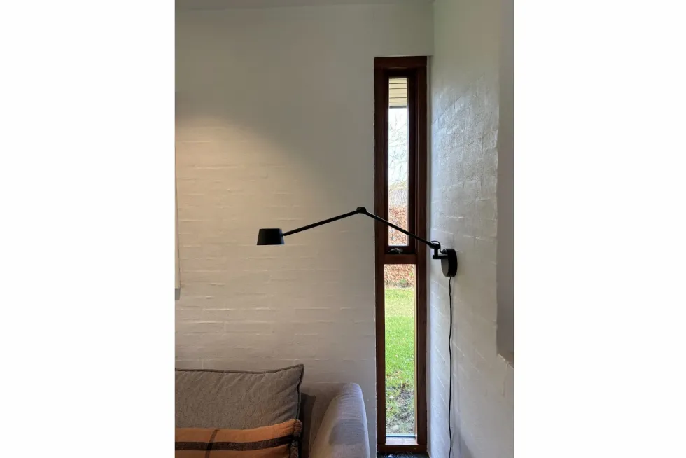Direction vegglampe lang 2700 kelvin - trinnløs dimmer
