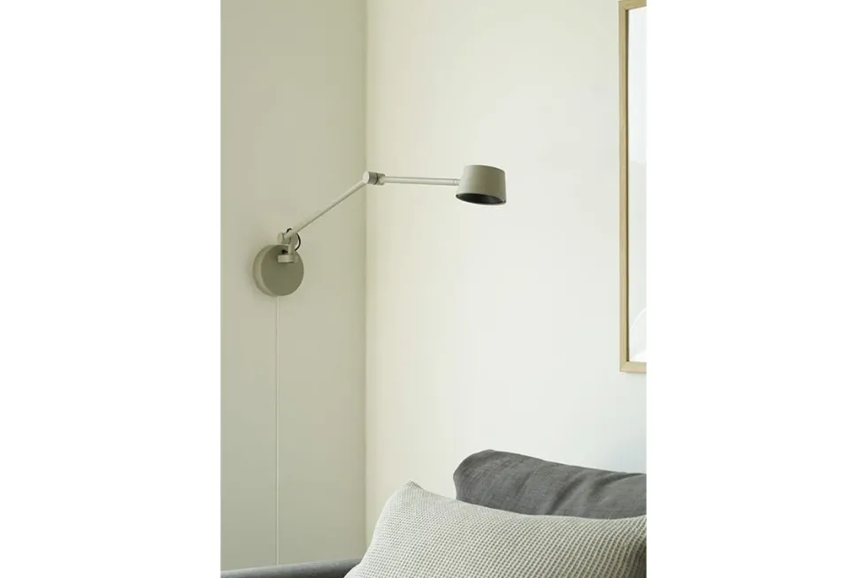 Direction vegglampe lang 2700 kelvin - trinnløs dimmer
