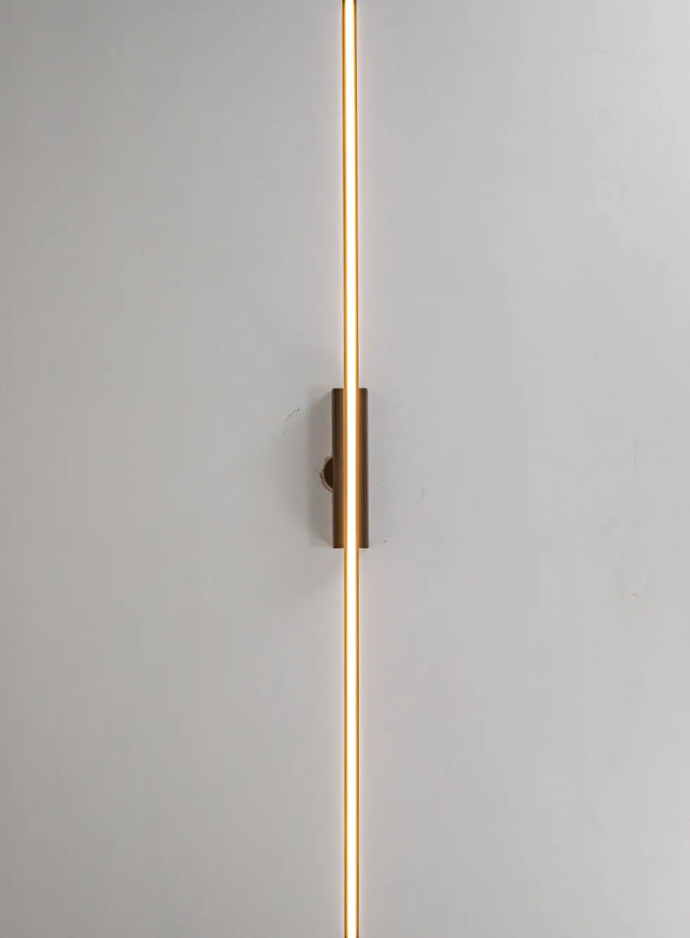 Flora langbordslampe i treverk - 149cm 2700 kelvin dimbar