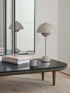 Flowerpot VP3 bordlampe