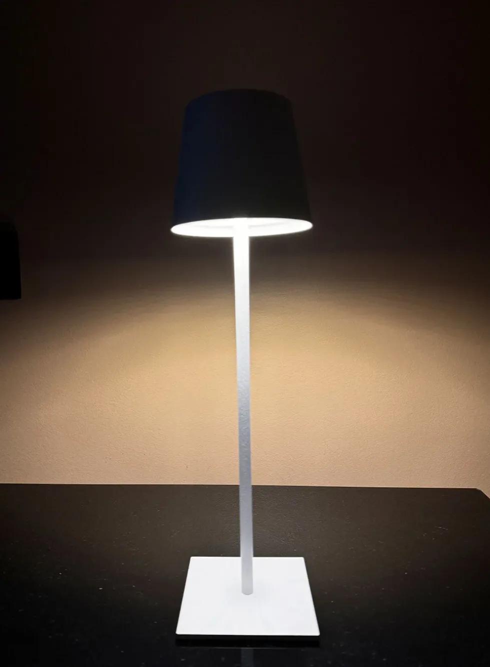 Grimstad oppladbar bordlampe