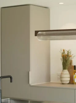Lirra langbordslampe - rillet glass dimbar
