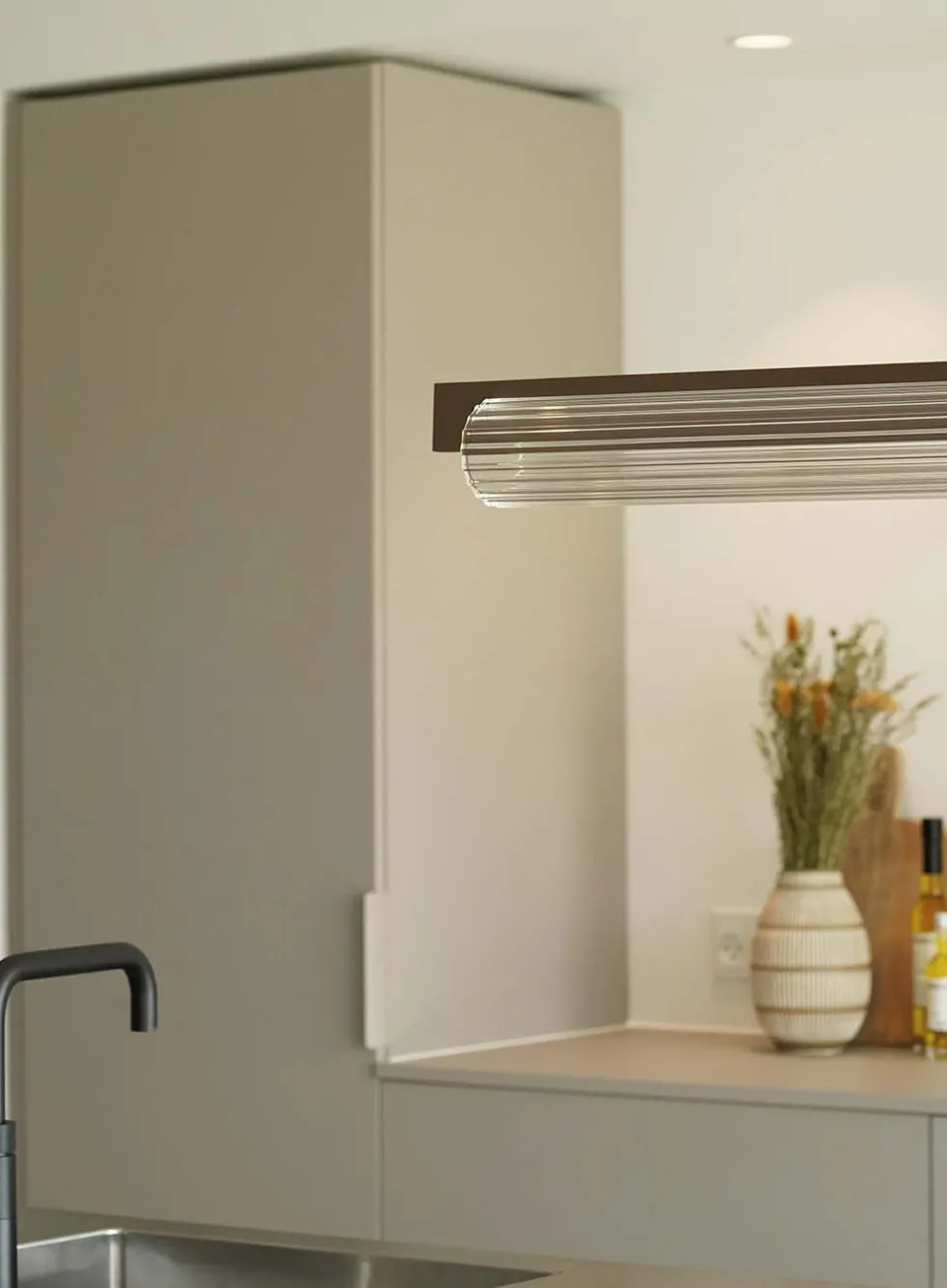 Lirra langbordslampe - rillet glass dimbar