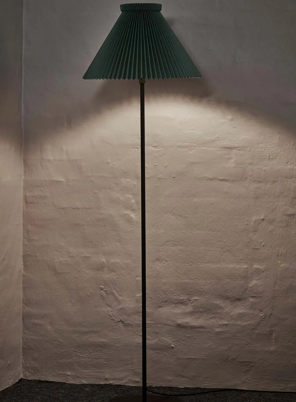 LK334 gulvlampe m/skjerm