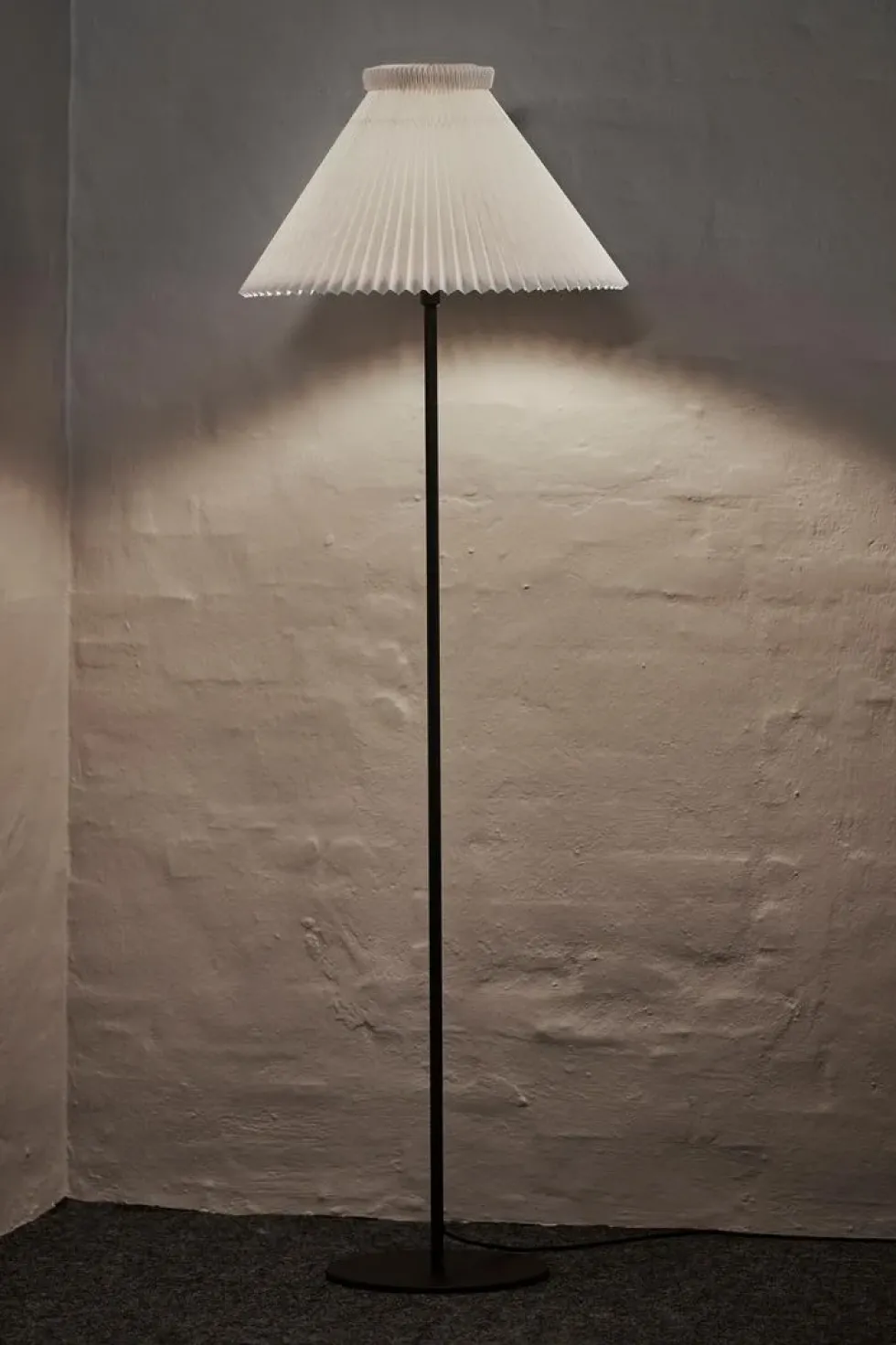 LK334 gulvlampe m/skjerm