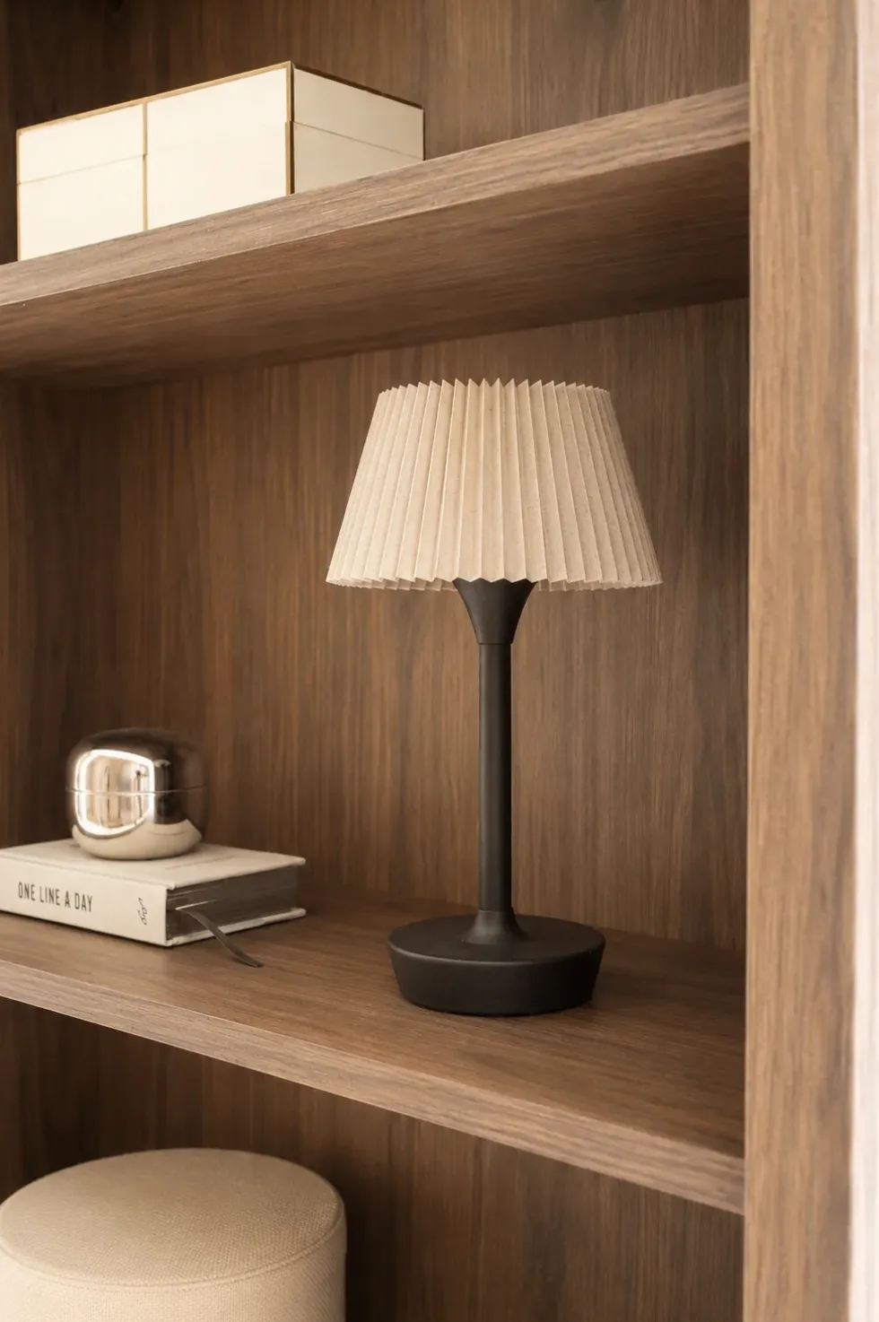 Nova oppladbar bordlampe med plissert skjerm