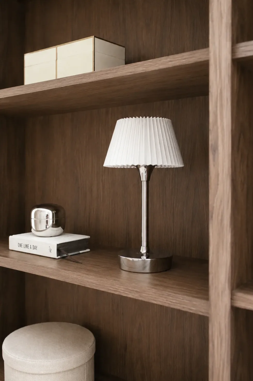 Nova oppladbar bordlampe med plissert skjerm