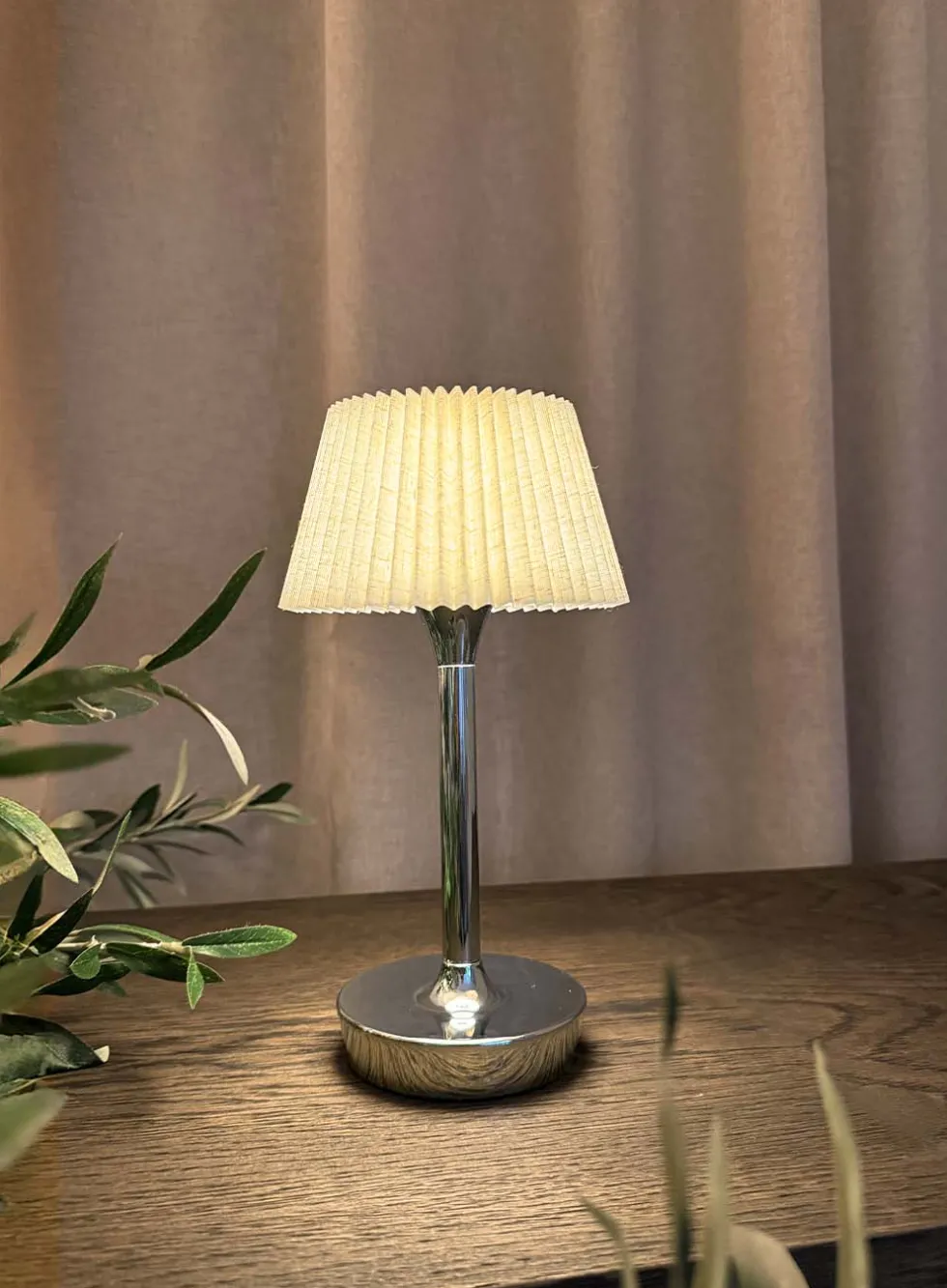 Nova oppladbar bordlampe med plissert skjerm
