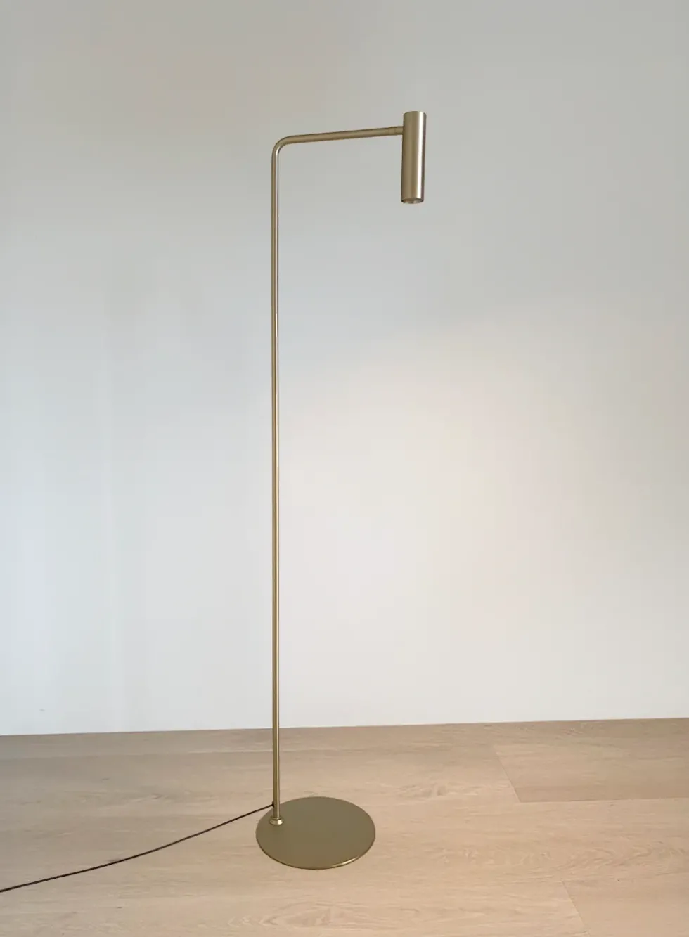 Slim gulvlampe