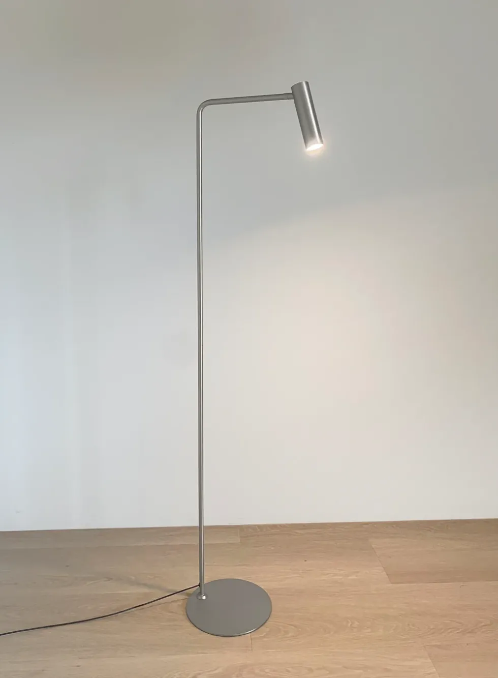 Slim gulvlampe